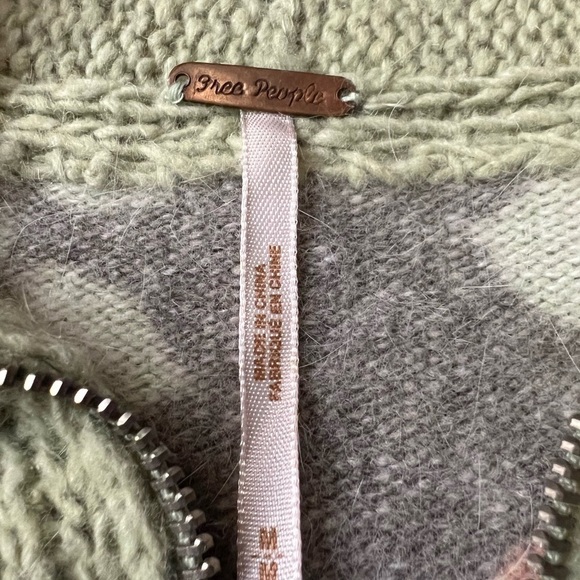 FREE PEOPLE LIGHTWEIGHT SOFT FLORAL ZIPPERED SWEATER SIZE MEDIUM - Picture 11 of 11